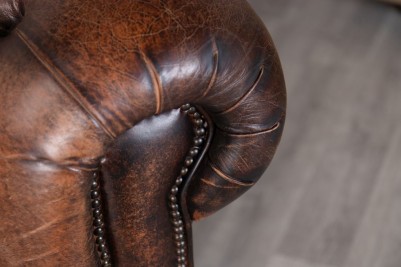 brown-leather-chesterfield-sofa-close-up